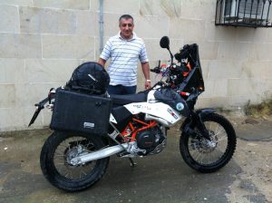 2013-05-09-1 Überlassen Sie dem netten Herrn ruhig das Motorrad .....
